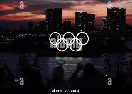 Tokio, Japan. August 2021. Blick auf die Olympischen Ringe und die Skyline. Quelle: Swen Pfoertner/dpa/Alamy Live News Stockfoto