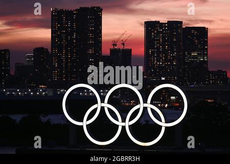 Tokio, Japan. August 2021. Blick auf die Olympischen Ringe und die Skyline. Quelle: Swen Pfoertner/dpa/Alamy Live News Stockfoto