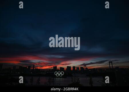 Tokio, Japan. August 2021. Blick auf die Olympischen Ringe und die Skyline. Quelle: Swen Pfoertner/dpa/Alamy Live News Stockfoto