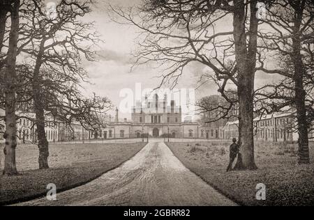 Blick auf den Innenhof vor dem Curraghmore House in der Grafschaft Waterford, Irland, dem historischen Wohnsitz des 9. Marquis of Waterford. Seine Vorfahren, die de la Poers, kamen 1170 aus der Normandie nach Irland. Das ursprüngliche Schloss aus dieser Zeit ist jetzt in einem spektakulären viktorianischen Herrenhaus mit flankierenden georgischen Ranges eingeschlossen. Ende des 18. Jahrhunderts sicherte der 2. Earl, danach der 1. Marquis of Waterford, den berühmten Architekten James Wyatt, die nächste Modernisierungsphase von Curraghmore zu entwerfen. Stockfoto