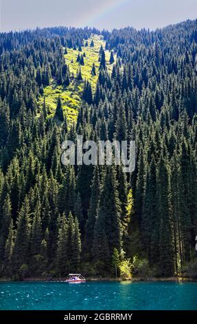 Kasachstan, Landschaft, See, Berg, aß, katamaran, See Nizhny Kolsai Stockfoto