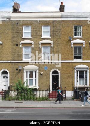 439 New Cross Road, Lewisham, London, Großbritannien. Ort des Hausbrandes vom 18. Januar 1981, als 13 junge schwarze Menschen starben. An der Wand ist eine blaue Plakette angebracht. Stockfoto