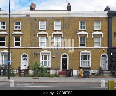 439 New Cross Road, Lewisham, London, Großbritannien. Ort des Hausbrandes vom 18. Januar 1981, als 13 junge schwarze Menschen starben. An der Wand ist eine blaue Plakette angebracht. Stockfoto