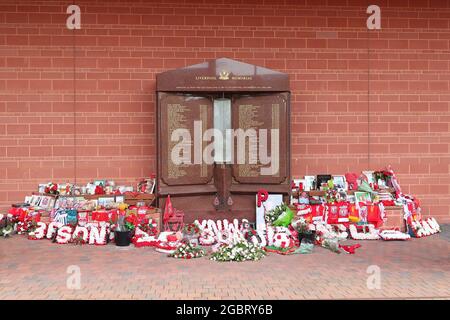 Foto vom 26/05/21 mit Blumen und Ehrungen, die am Hillsborough Memorial vor dem Stadion von Anfield hinterlassen wurden. Liverpool wird Andrew Devines Namen zum Hillsborough Memorial hinzufügen und seine Hemden ändern, um ihn als das 97. Opfer der Katastrophe zu erkennen. Der 55-Jährige starb letzte Woche, mehr als 32 Jahre nachdem er bei der Tragödie beim Halbfinale des FA Cup gegen Nottingham Forest am 15. April 1989 schwer verletzt wurde. Ausgabedatum: Donnerstag, 5. August 2021. Stockfoto