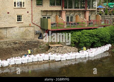 Erosionsreparatur am Flussufer auf dem Fluss Teme in Ludlow, Shropshire, Großbritannien. Stockfoto