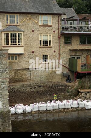 Erosionsreparatur am Flussufer auf dem Fluss Teme in Ludlow, Shropshire, Großbritannien. Stockfoto