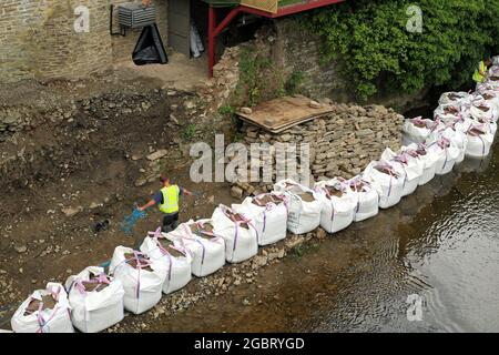 Erosionsreparatur am Flussufer auf dem Fluss Teme in Ludlow, Shropshire, Großbritannien. Stockfoto