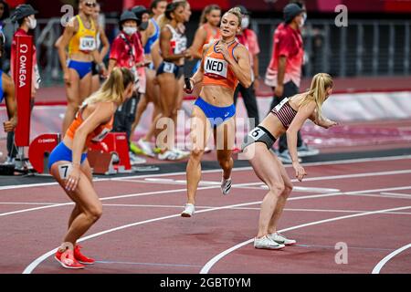 TOKIO, JAPAN - 5. AUGUST: Lieke Klaver aus den Niederlanden und Lisanne de Witte aus den Niederlanden treten am 5. August 2021 im Olympiastadion in Tokio, Japan, bei der 1. Runde der Frauen-4x400-m-Staffel während der Olympischen Spiele in Tokio 2020 an (Foto: Andy Astfalck/Orange Picics) NOCNSF ATLETIEKUNIE Stockfoto