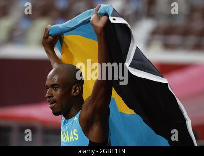 Tokio, Japan. August 2021. Steven Gardiner von den Bahamas winkt seine Flagge, nachdem er das 400-m-Finale der Männer 43.85 im Olympiastadion während der Olympischen Sommerspiele 2020 in Tokio, Japan, am Donnerstag, den 5. August 2021 gewonnen hat. Foto von Tasos Katopodis/UPI Credit: UPI/Alamy Live News Stockfoto