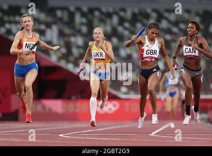 Tokio, Japan. August 2021. Athleten treten bei den Olympischen Spielen 2020 in Tokio, Japan, am 5. August 2021 bei der Hitze der Frauen-4x400-m-Staffel an. Quelle: Jia Yuchen/Xinhua/Alamy Live News Stockfoto