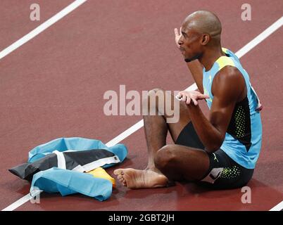 Tokio, Japan. August 2021. Steven Gardiner, 43.85, reagiert, nachdem er das 400-m-Finale der Männer im Olympiastadion während der Olympischen Sommerspiele 2020 in Tokio, Japan, am Donnerstag, den 5. August 2021 gewonnen hat. Foto von Bob Strong/UPI Credit: UPI/Alamy Live News Stockfoto