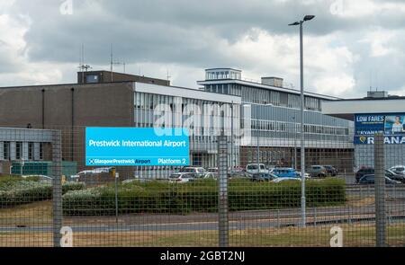 Außenansicht des Prestwick International Airport / Glasgow Prestwick Airport mit Schild. South Ayrshire, Schottland. Stockfoto