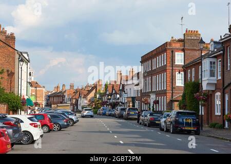 Historische rote Backsteingebäude entlang der High Street in Old Amersham, Buckinghamshire, Südengland Stockfoto