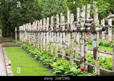 Gräber von Kämpfern des Warschauer Aufstands auf dem Militärfriedhof Powazki (Cmentarz Wojskowy na Powazkach) in Warschau, Polen. 17. Mai 2021 © Wojciech Strozyk / Stockfoto