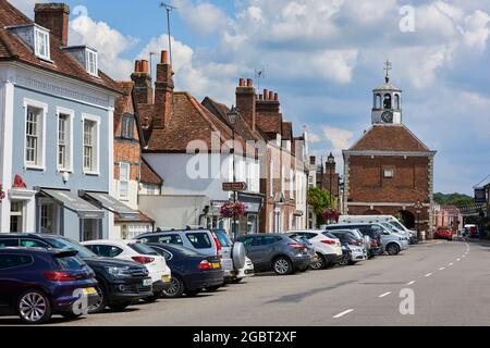 Die High Street in Old Amersham, Buckinghamshire, Südengland, mit der Markthalle aus dem 17. Jahrhundert Stockfoto