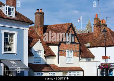 Historische Hausfronten entlang der High Street in Old Amersham, Buckinghamshire, Südengland, mit dem Kirchturm im Hintergrund Stockfoto