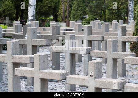 Gräber von Kämpfern des Warschauer Aufstands auf dem Militärfriedhof Powazki (Cmentarz Wojskowy na Powazkach) in Warschau, Polen. 17. Mai 2021 © Wojciech Strozyk / Stockfoto