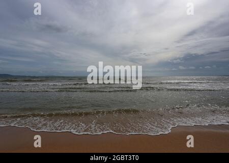 Küste in Chonburi Provinz Tag Zeit der touristischen Attraktionen im Osten Thailands, tropisches Meer bei einem sonnigen Wetter zu klar. Stockfoto