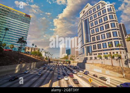 LOS ANGELES, CA - 5. JUNI 2019: Der Harbour Freeway, der sich zwischen Skycrapers in der Innenstadt von Los Angeles webt Stockfoto