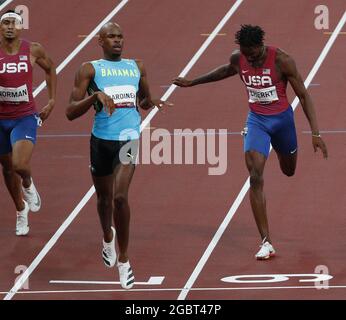 Tokio, Japan. August 2021. Steven Gardiner (zweiter von rechts), 43.85, gewinnt das 400-m-Finale der Männer im Olympiastadion während der Olympischen Sommerspiele 2020 in Tokio, Japan, am Donnerstag, 5. August 2021. Der US-Amerikaner Michael Cherry (R), 44.21 wird Vierter, gefolgt von Teamkollege Michael Norman (zweiter von links), 44.31 wird Fünfter. Foto von Bob Strong/UPI Credit: UPI/Alamy Live News Stockfoto