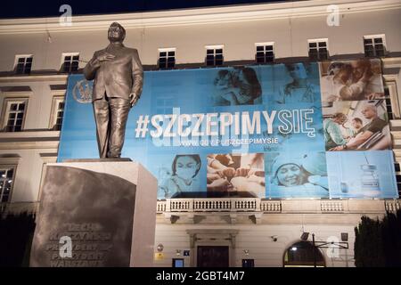 Covid-19 Impfkampagne und Denkmal für Präsident Lech Kaczynski auf dem Joseph-Pilsudski-Platz in Warschau, Polen. 17. Mai 2021 © Wojciech Strozyk Stockfoto