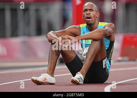 Tokio, Japan. August 2021. Leichtathletik: Olympische Spiele, 400 m, Männer, Finale, im Olympiastadion. Steven Gardiner von den Bahamas im Ziel. Quelle: Michael Kappeler/dpa/Alamy Live News Stockfoto