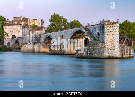 Die berühmte St. Beneset Brücke über die Rhone an einem sonnigen Tag. Avignon. Frankreich. Provence. Stockfoto