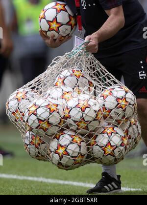 München, ALLIANZARENA, Deutschland. Juli 2021. Baelle und Netzwerk. Fußball, FC Bayern München (M) - SSC Napoli (NEA), Vorbereitungsspiel für die Saison 2021-2022, am 31. Juli 2021 in München, ALLIANZARENA, Deutschland. ¬ Credit: dpa/Alamy Live News Stockfoto