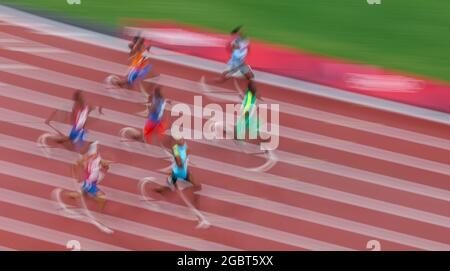 Tokio, Japan. August 2021. Leichtathletik: Olympische Spiele, 400 m, Männer, Finale, im Olympiastadion. Die Teilnehmer in Aktion. Quelle: Friso Gentsch/dpa/Alamy Live News Stockfoto