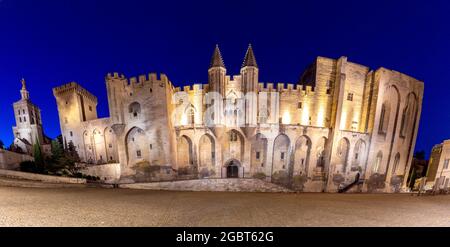 Panorama des Gebäudes des berühmten mittelalterlichen päpstlichen Palastes in der Morgendämmerung. Avignon. Frankreich. Stockfoto