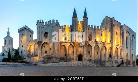 Panorama des Gebäudes des berühmten mittelalterlichen päpstlichen Palastes in der Morgendämmerung. Avignon. Frankreich. Stockfoto