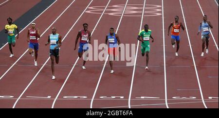 Tokio, Japan. August 2021. Steven Gardiner (Dritter von links), 43.85, gewinnt das 400-m-Finale der Männer im Olympiastadion während der Olympischen Sommerspiele 2020 in Tokio, Japan, am Donnerstag, den 5. August 2021. Der US-Amerikaner Michael Cherry 44.21 wird Vierter, gefolgt von Teamkollege Michael Norman, 44.31, der Fünfter wird. Foto von Bob Strong/UPI Credit: UPI/Alamy Live News Stockfoto