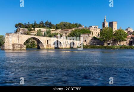 Die berühmte St. Beneset Brücke über die Rhone an einem sonnigen Tag. Avignon. Frankreich. Provence. Stockfoto