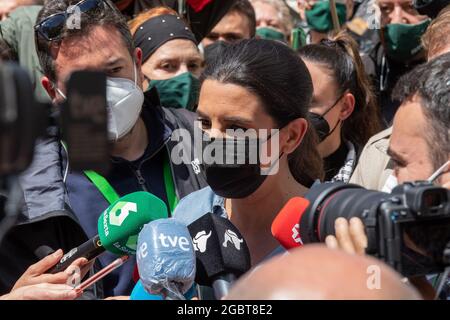 Madrid, Spanien. Mai 2021. Die politische Partei Vox und die Gewerkschaft „Solidarität“ haben an einer Kundgebung auf dem Platz Conde de Casal in Madrid im Rahmen des internationalen Arbeitertages teilgenommen. An der Veranstaltung nahmen der Präsident der Partei, Santiago Abascal, der Kandidat für die Präsidentschaft der Gemeinde Madrid, Rocio Monasterio, und der Generalsekretär der Gewerkschaft, Rodrigo Alonso, Teil. (Foto von Alvaro Laguna/Pacific Press) Quelle: Pacific Press Media Production Corp./Alamy Live News Stockfoto