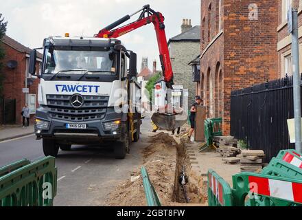 PALFINGER Epsilon M125 Greifkran auf einem Kipper, der von Arbeitern bei Reparaturen unter dem Bürgersteig in BOSTON Lincolnshire eingesetzt wird. Stockfoto