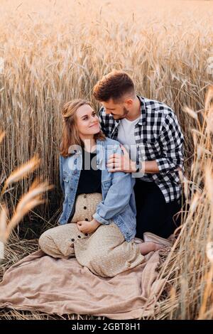 Junge schöne Paar ist glücklich in ihrer Schwangerschaft, Ruhe in der Natur. Familie und Schwangerschaft. Liebe und Zärtlichkeit. Glück und Gelassenheit. Vorsicht Stockfoto