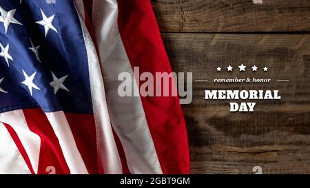 Draufsicht Flagge der Vereinigten Staaten von Amerika auf Holzhintergrund. Konzept für Memorial Day und Veterans Day. Stockfoto