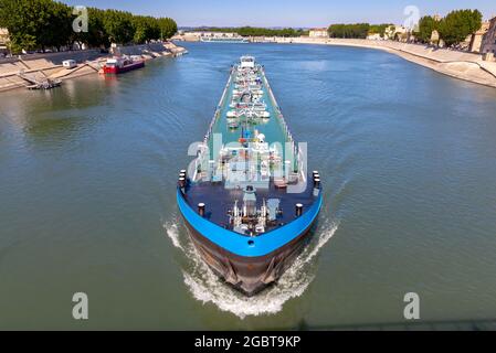 Großer selbstfahrender Lastwagentanker mitten auf der Rhone an einem sonnigen Tag. Arles. Provence. Frankreich. Stockfoto