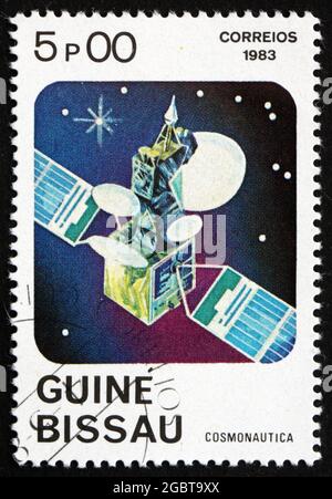 GUINEA-BISSAU - UM 1983: Eine in Guinea-Bissau gedruckte Marke zeigt Telecommunications Satellite, um 1983 Stockfoto