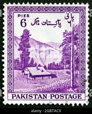 PAKISTAN - UM 1954: Eine in Pakistan gedruckte Briefmarke zeigt den Blick auf das Kaghan-Tal, ein alpines Klima-Tal, um 1954 Stockfoto