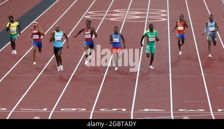 Tokio, Japan. August 2021. Steven Gardiner (Dritter von links), 43.85, gewinnt das 400-m-Finale der Männer im Olympiastadion während der Olympischen Sommerspiele 2020 in Tokio, Japan, am Donnerstag, den 5. August 2021. Der US-Amerikaner Michael Cherry 44.21 wird Vierter, gefolgt von Teamkollege Michael Norman, 44.31, der Fünfter wird. Foto von Bob Strong/UPI Credit: UPI/Alamy Live News Stockfoto