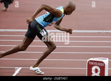 Tokio, Japan. August 2021. Steven Gardiner, 43.85, gewinnt das 400-m-Finale der Männer im Olympiastadion während der Olympischen Sommerspiele 2020 in Tokio, Japan, am Donnerstag, den 5. August 2021. Der US-Amerikaner Michael Cherry, 44.21 wird Vierter, gefolgt von Teamkollege Michael Norman, 44.31 wird Fünfter. Foto von Tasos Katopodis/UPI Credit: UPI/Alamy Live News Stockfoto