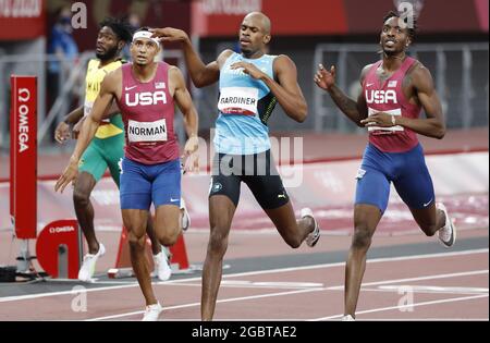 Tokio, Japan. August 2021. Steven Gardiner (zweiter von rechts), 43.85, gewinnt das 400-m-Finale der Männer im Olympiastadion während der Olympischen Sommerspiele 2020 in Tokio, Japan, am Donnerstag, den 5. August 2021. Der US-Amerikaner Michael Cherry (R), 44.21 wird Vierter, gefolgt von Teamkollege Michael Norman (zweiter von links), 44.31 wird Fünfter. Foto von Tasos Katopodis/UPI Credit: UPI/Alamy Live News Stockfoto