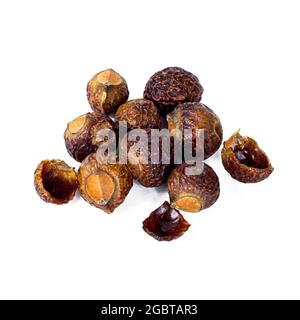 Braune Trockenseifennüsse (Soapberries, Sapindus Mukorossi) für Bio-Wäsche und sanfte natürliche Hautpflege isoliert auf weißem Hintergrund. Stockfoto