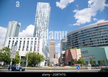 237 Meter Palac Kultury i Nauki PKiN (Palast der Kultur und Wissenschaft) und Zlota 44 Gebäude in Warschau, Polen. 21. Mai 2021 © Wojciech Strozyk / Alamy Stockfoto