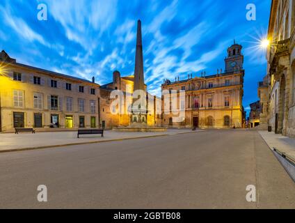 Blick auf den Platz der Republik und das Rathaus bei Nachtbeleuchtung. Arles. Provence. Frankreich. Stockfoto