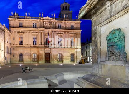 Blick auf den Platz der Republik und das Rathaus bei Nachtbeleuchtung. Arles. Provence. Frankreich. Stockfoto