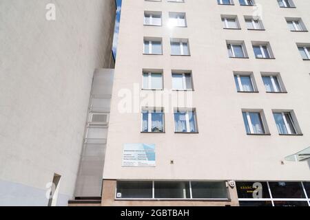 Eine Kunstinstallation Keret House benannt nach Etgar Keret zwischen 22 kühl und 74 Zelazna-Straße in Warschau ist das schmalste Haus in th Stockfoto