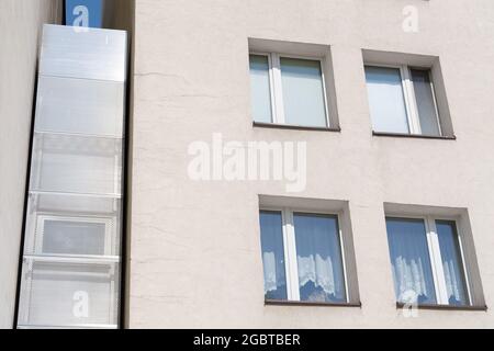 Eine Kunstinstallation Keret House benannt nach Etgar Keret zwischen 22 kühl und 74 Zelazna-Straße in Warschau ist das schmalste Haus in th Stockfoto