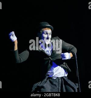 Man MIME, gekleidet wie ein trauriger Clown, der auf einem schwarzen Hintergrund auftrat. Oktober 2019. Kiew, Ukraine Stockfoto